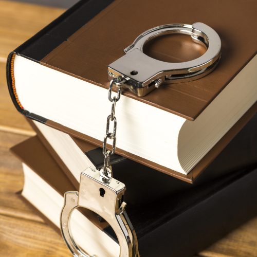 primer-plano-con-las-esposas-en-los-libros