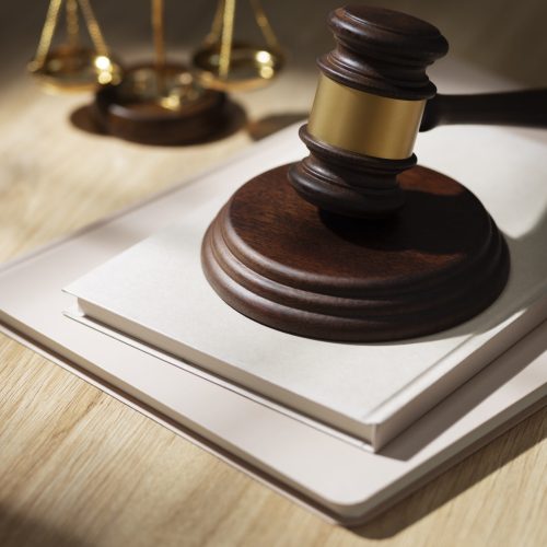 vista-superior-de-los-elementos-de-orientacion-profesional-para-jueces