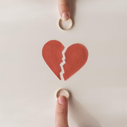 vista-superior-manos-tocando-los-anillos-de-boda